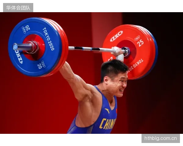于杰教练关键时刻调整战术,吕小军挺举降重至204公斤成功举起锁定胜局。 于杰教练关键时刻调整战术,吕小军挺举降重至204公斤成功举起锁定胜局。